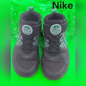 Nike teamhussle youth sneakers shoes boys youth 1.5